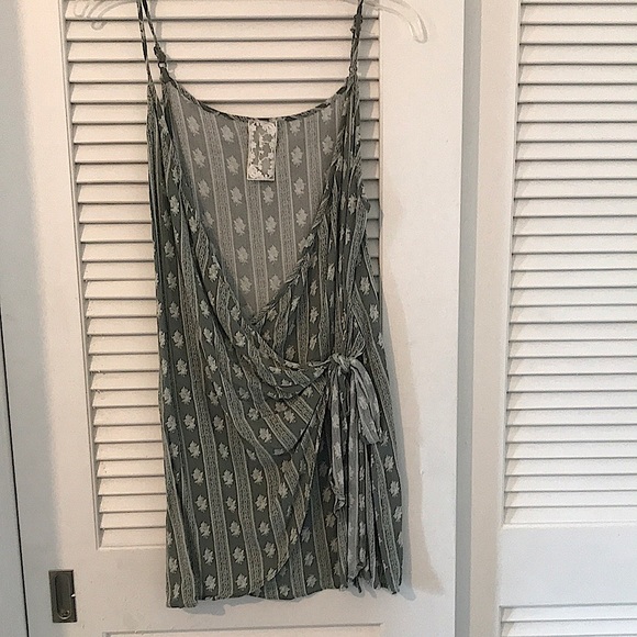 Sadie & Sage Tops - Sadie & Sago wrap skirt